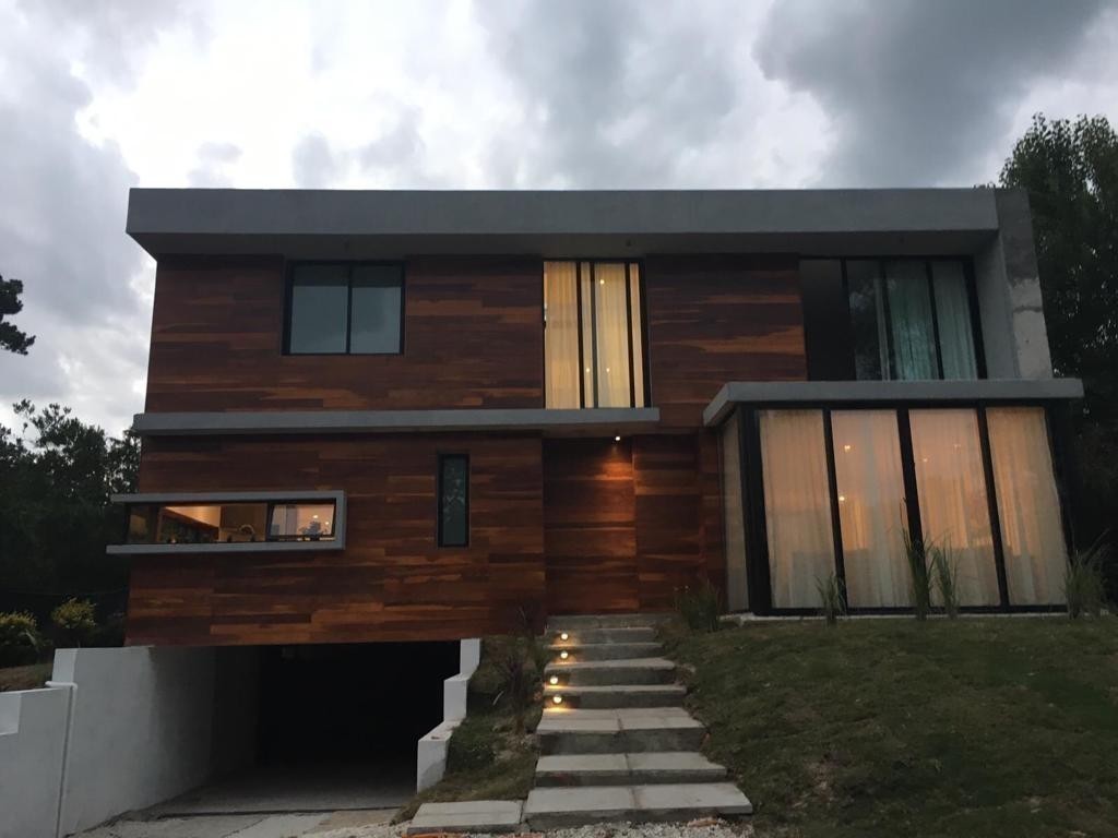 Excelente casa a estrenar en Barrio Privado con servicios